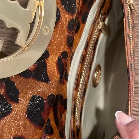 Tory Burch Leopard-Print Patent Leather Shoulder Bag with Gold Logo - Picture 8 of 11